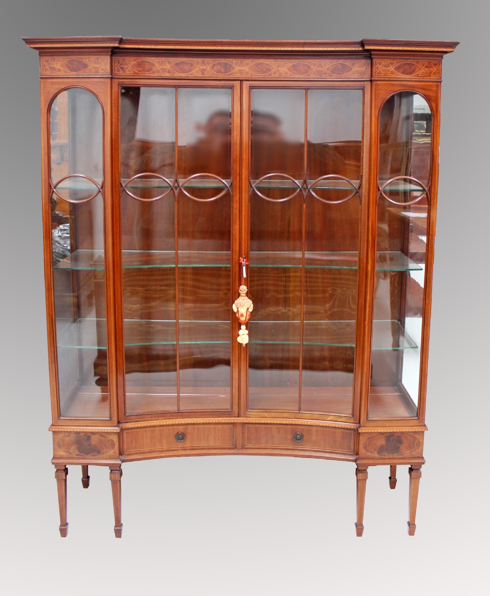 A FINE QUALITY EDWARDIAN MAHOGANY AND INLAID CONCAVE DISPLAY CABINET 