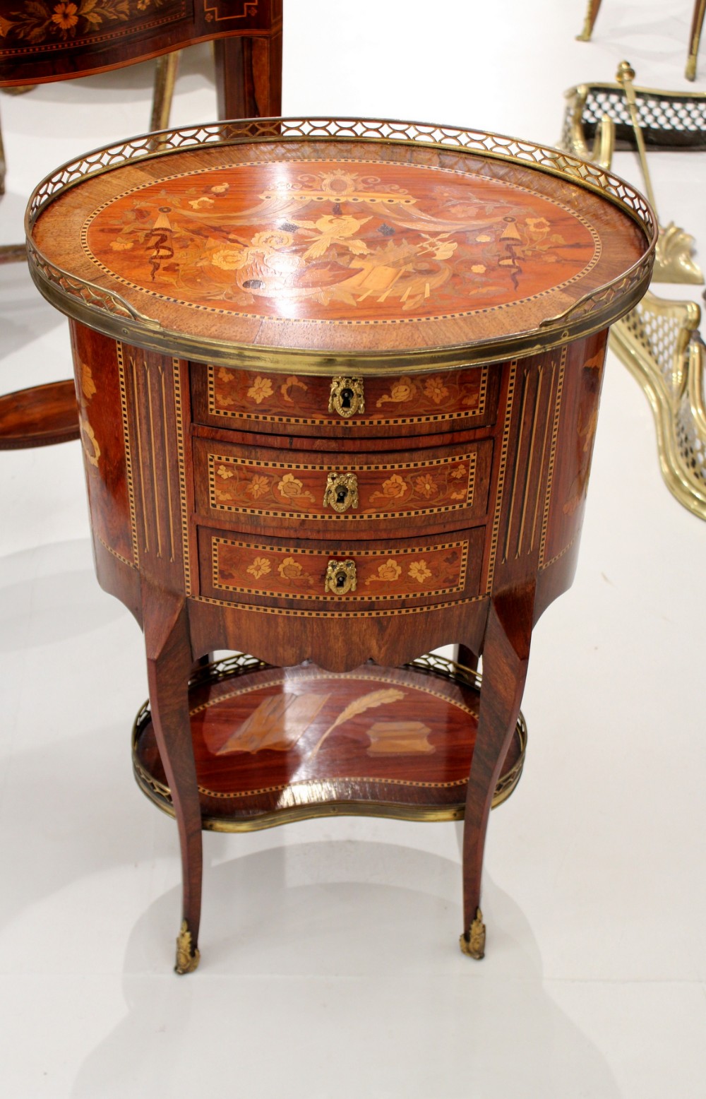 A BEAUTIFUL FRENCH MARQUETRY INLAID SIDE TABLE 