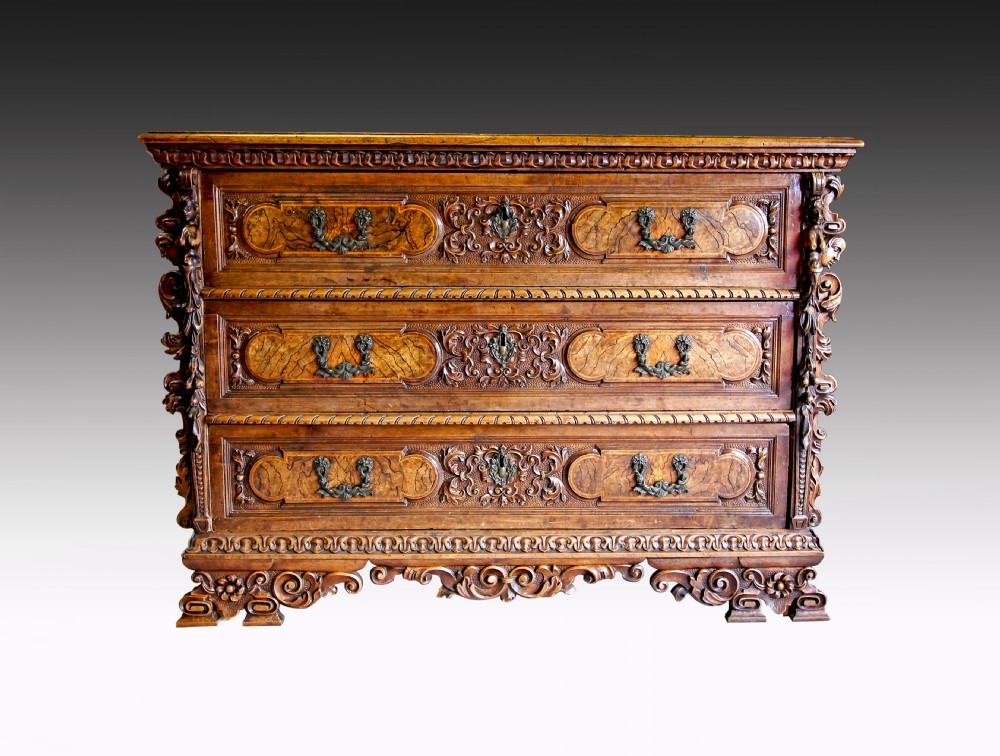 A SUPERB QUALITY 18TH CENTURY CARVED WALNUT ITALIAN COMMODE