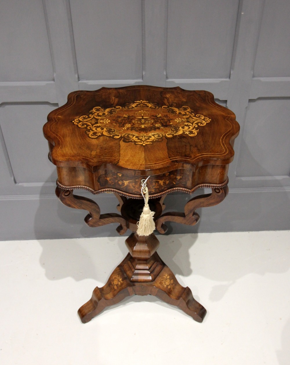A ROSEWOOD & MARQUETRY INLAID WORKS TABLE 