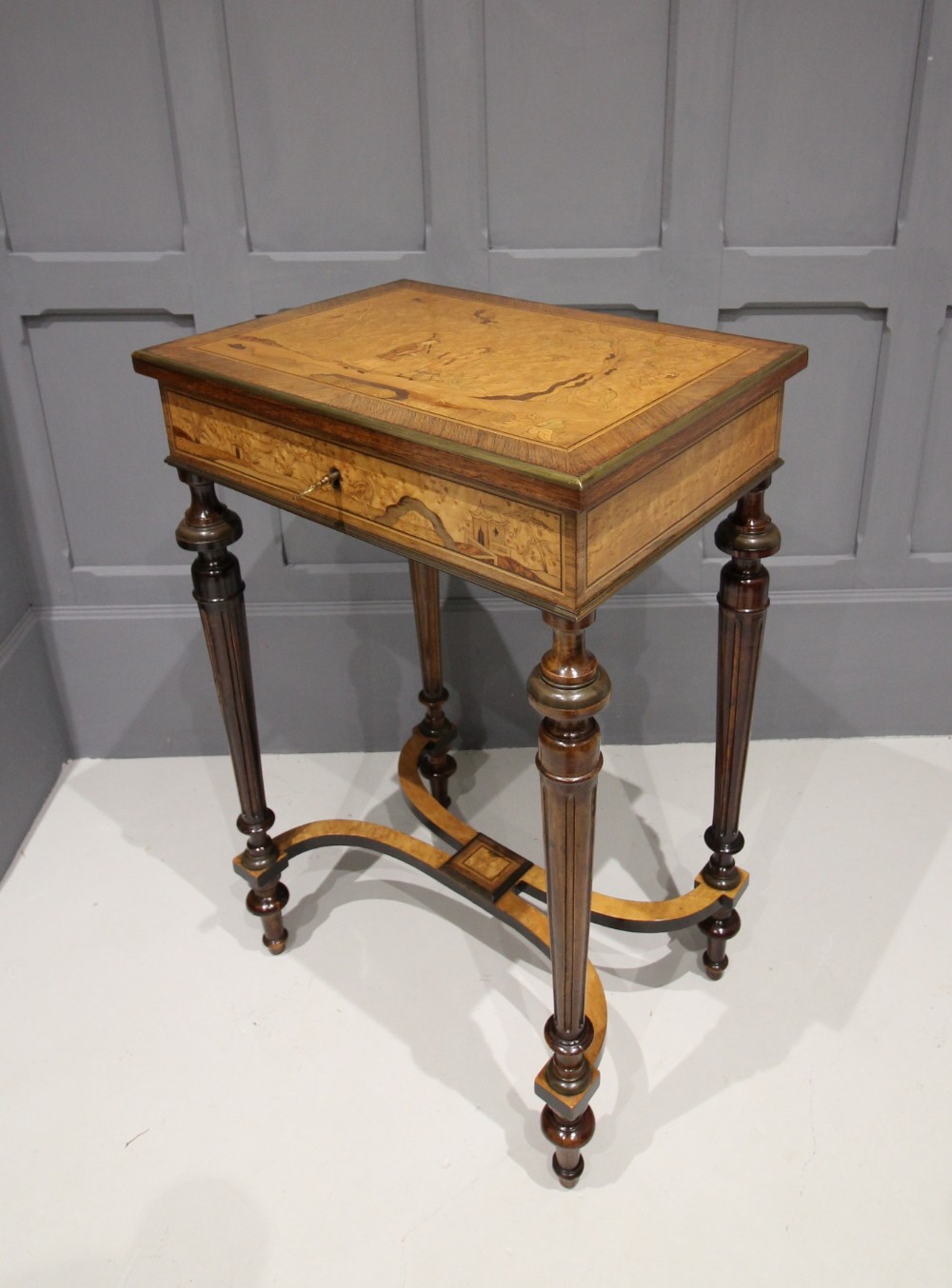 A BEAUTIFUL LADIES VANITY TABLE 