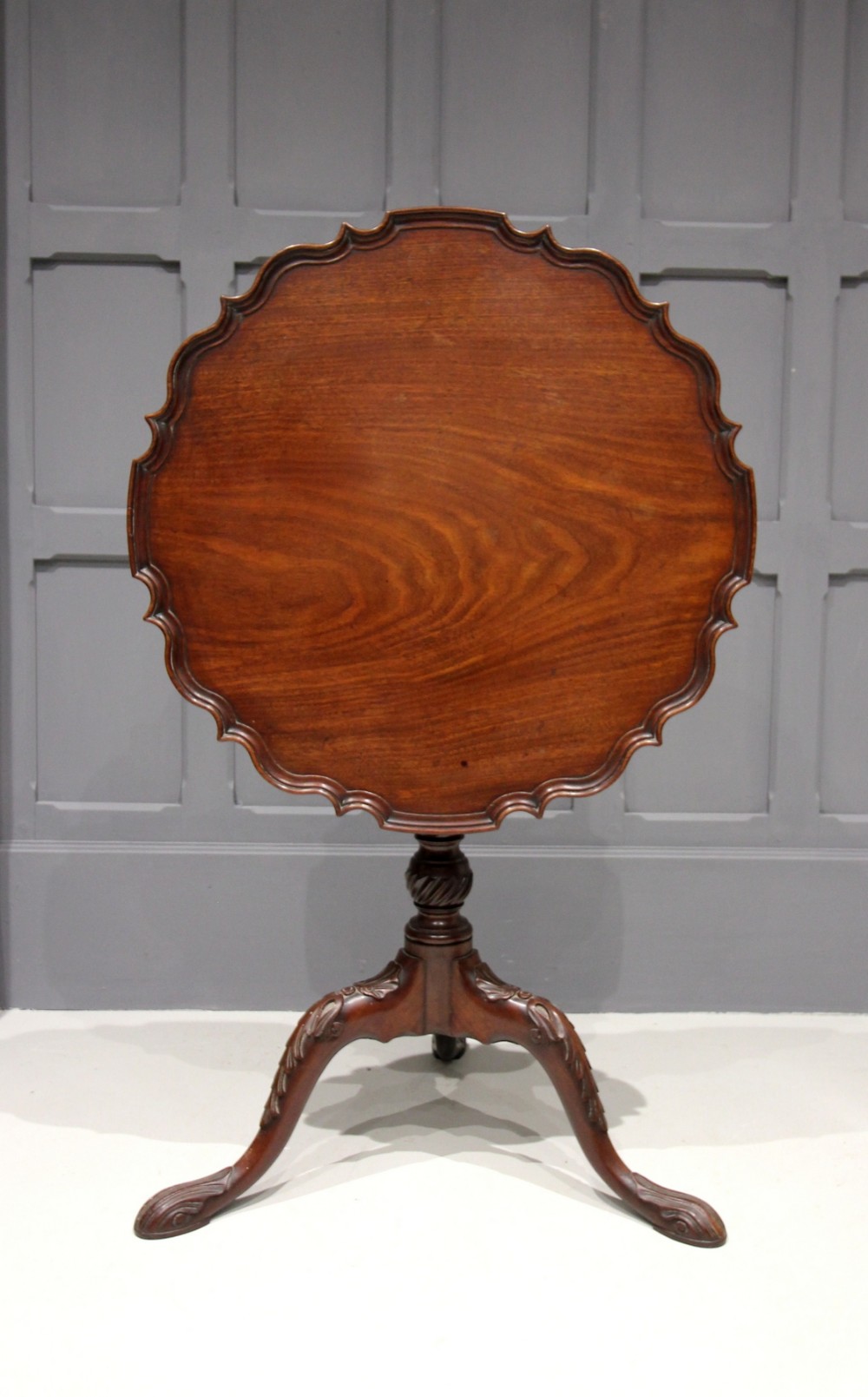 19TH CENTURY MAHOGANY TRIPOD TABLE