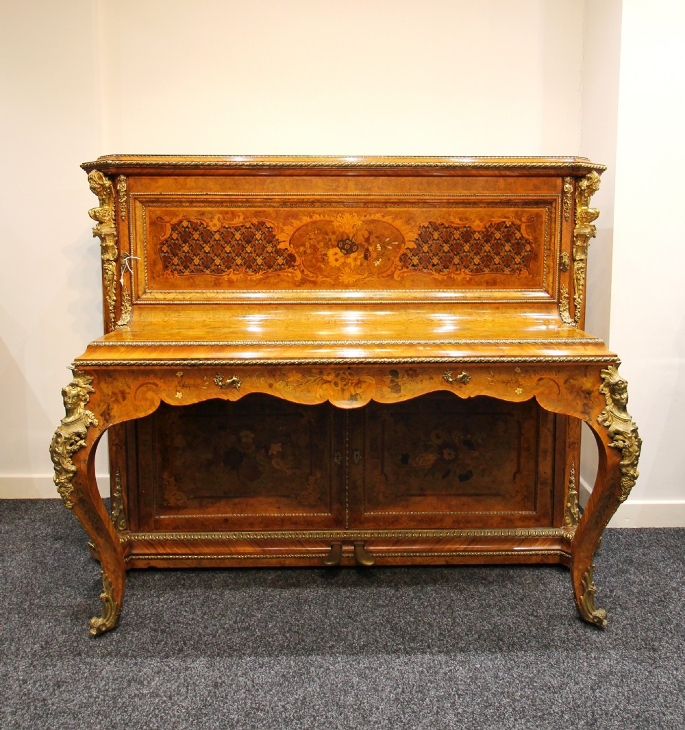 A STUNNING BURR WALNUT, MARQUETRY & ORMOLU MOUNTED UPRIGHT PIANO BY JULIUS BLUTHNER View III