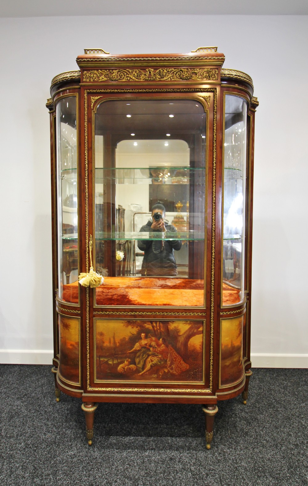 A STUNNING QUALITY VERNIS MARTIN VITRINE BY FRANCOIS LINKE View II
