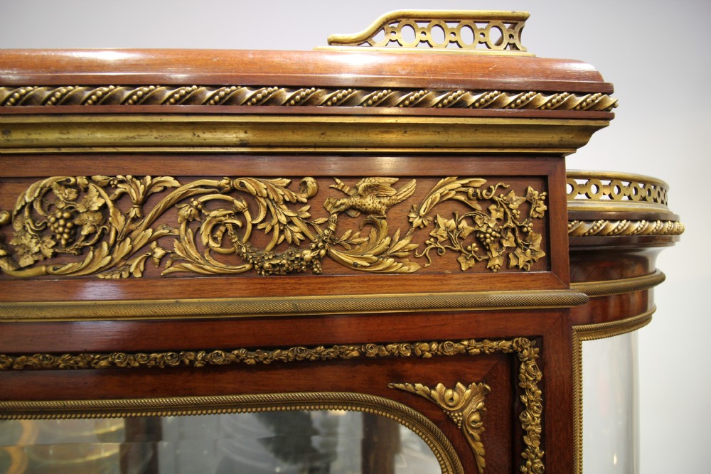 A STUNNING QUALITY VERNIS MARTIN VITRINE BY FRANCOIS LINKE View V