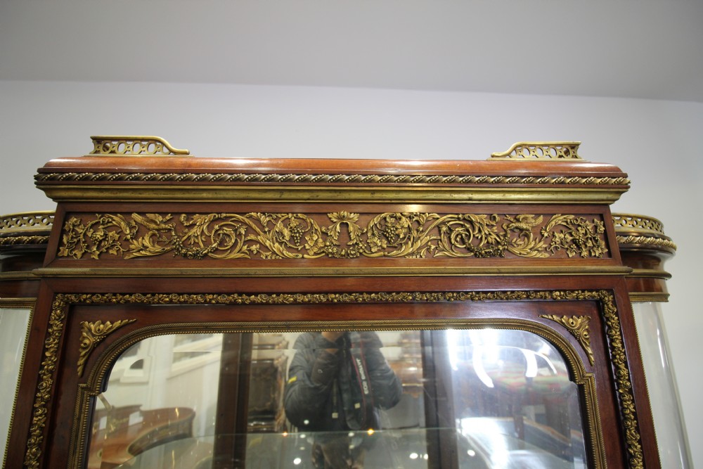 A STUNNING QUALITY VERNIS MARTIN VITRINE BY FRANCOIS LINKE View VI