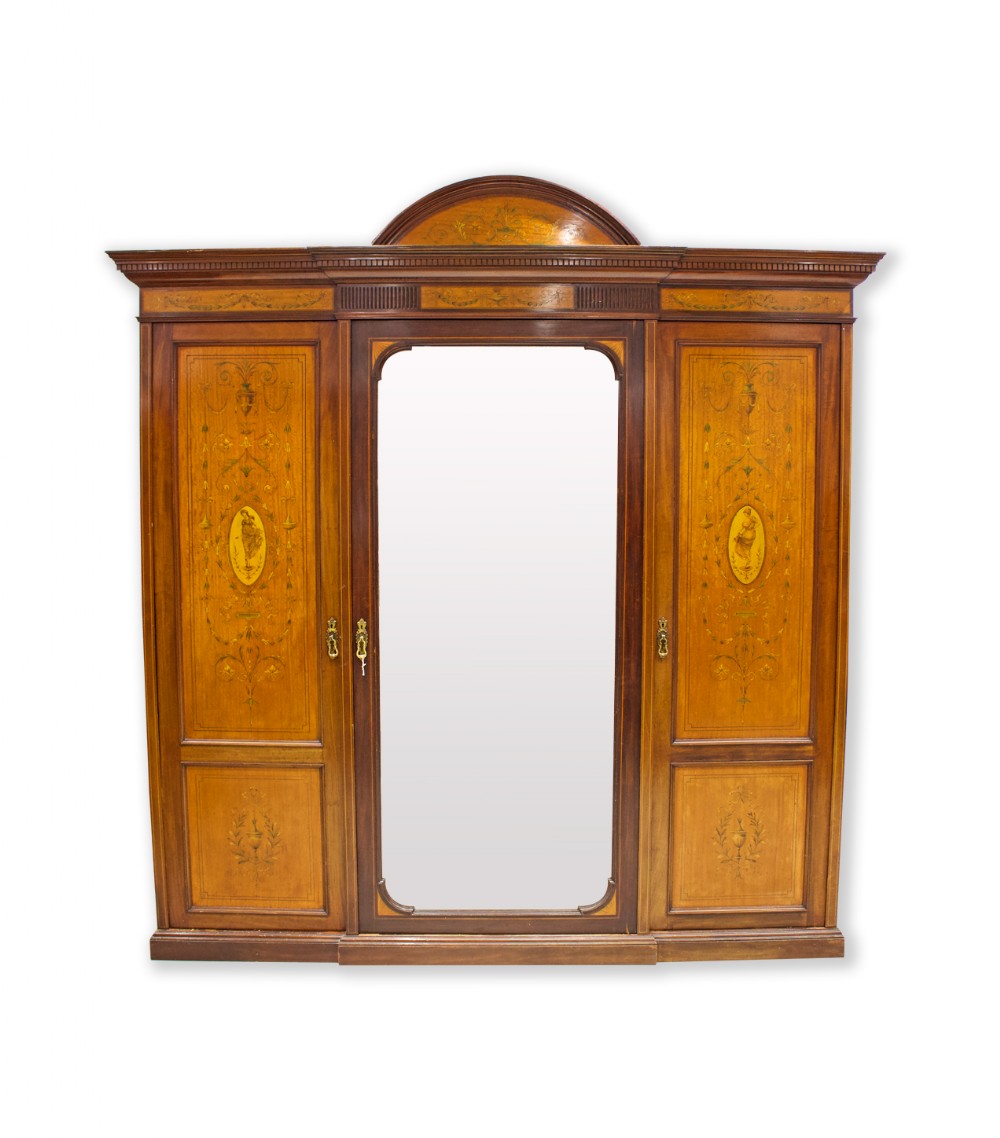 A MAHOGANY & SATINWOOD INLAID 3 DOOR WARDROBE 