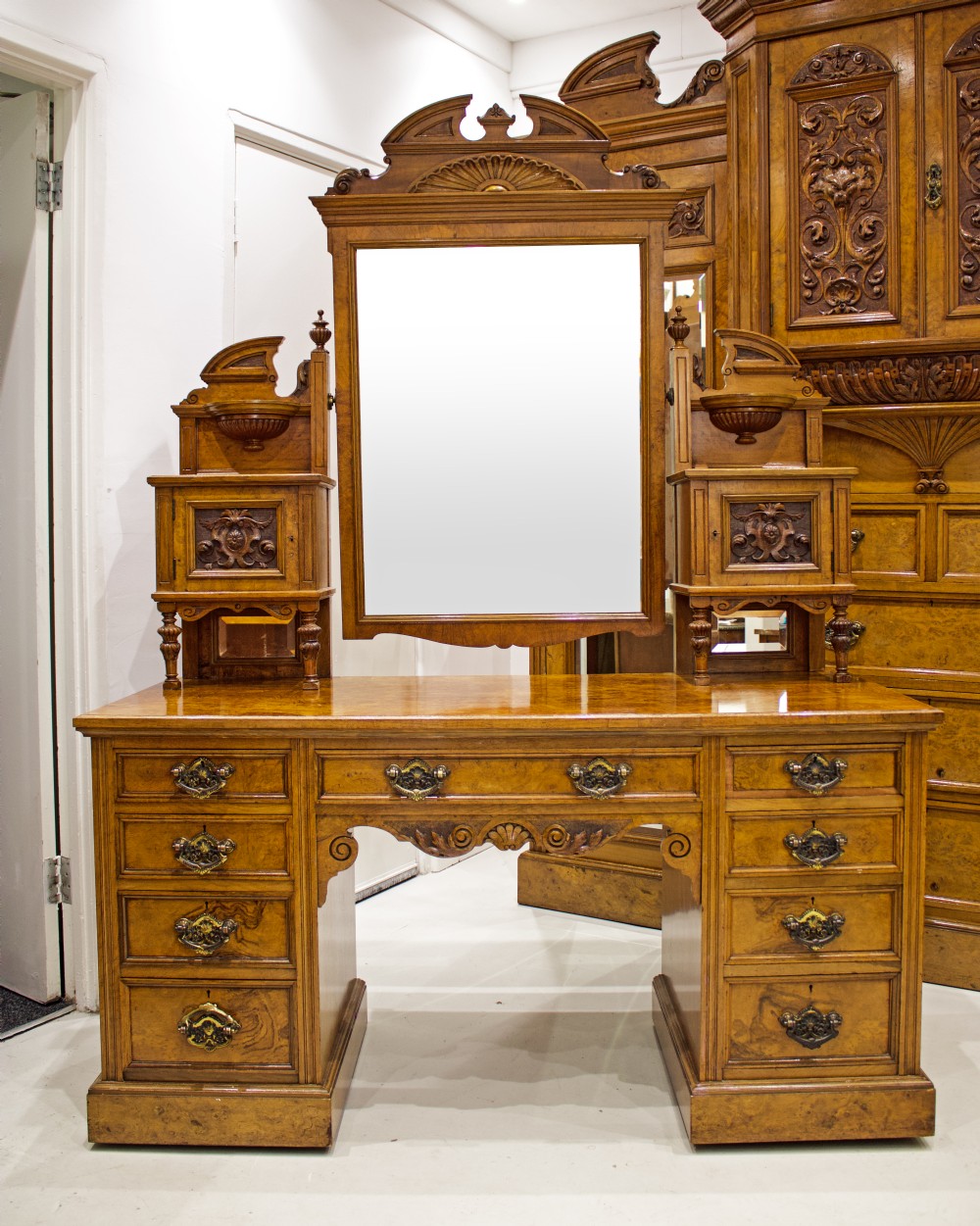 STUNNING BURR WALNUT 3 PIECE BEDROOM SUITE BY BARBER & SON View II