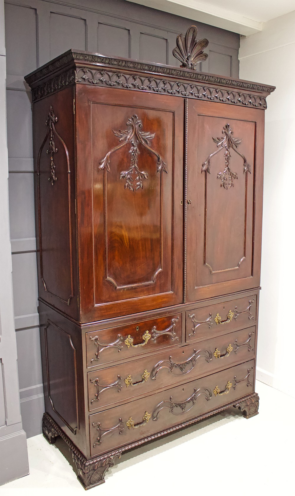 A BEAUTIFUL 19TH CENTURY MAHOGANY CHIPPENDALE STYLE LINEN PRESS