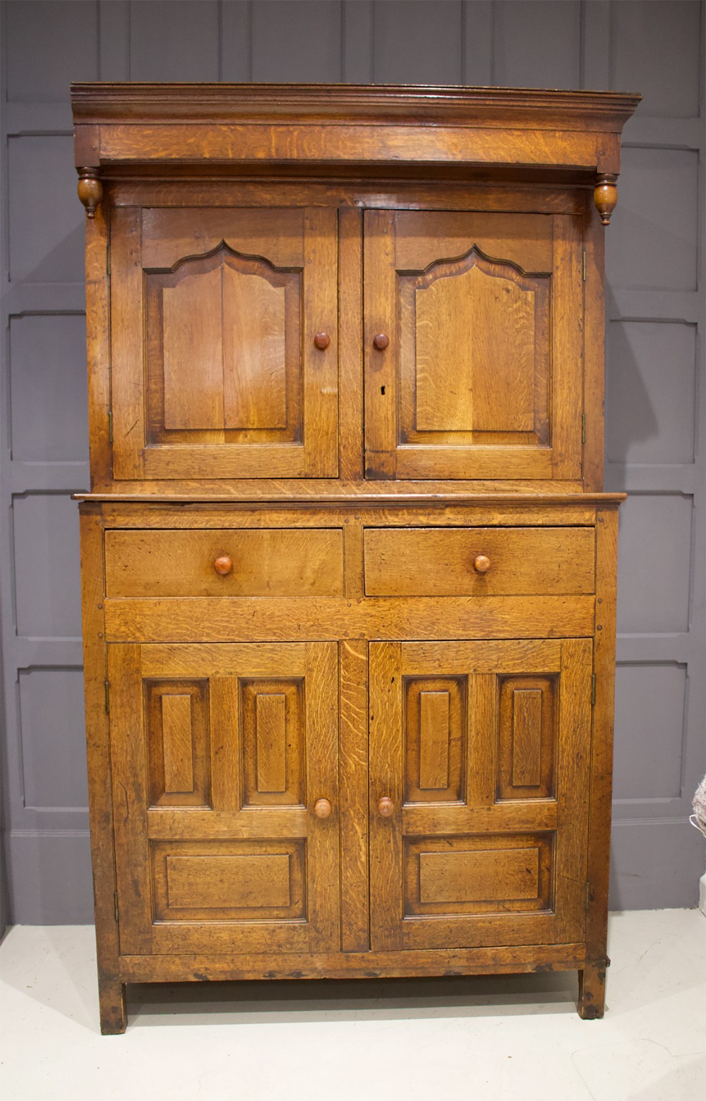 A BEAUTIFUL WELSH OAK DEUDDARN CUPBOARD