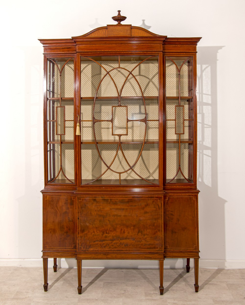 Superb Sheraton-Style Mahogany Display Cabinet with Astragal Glazed Doors & Satinwood Inlay - Early 20th Century