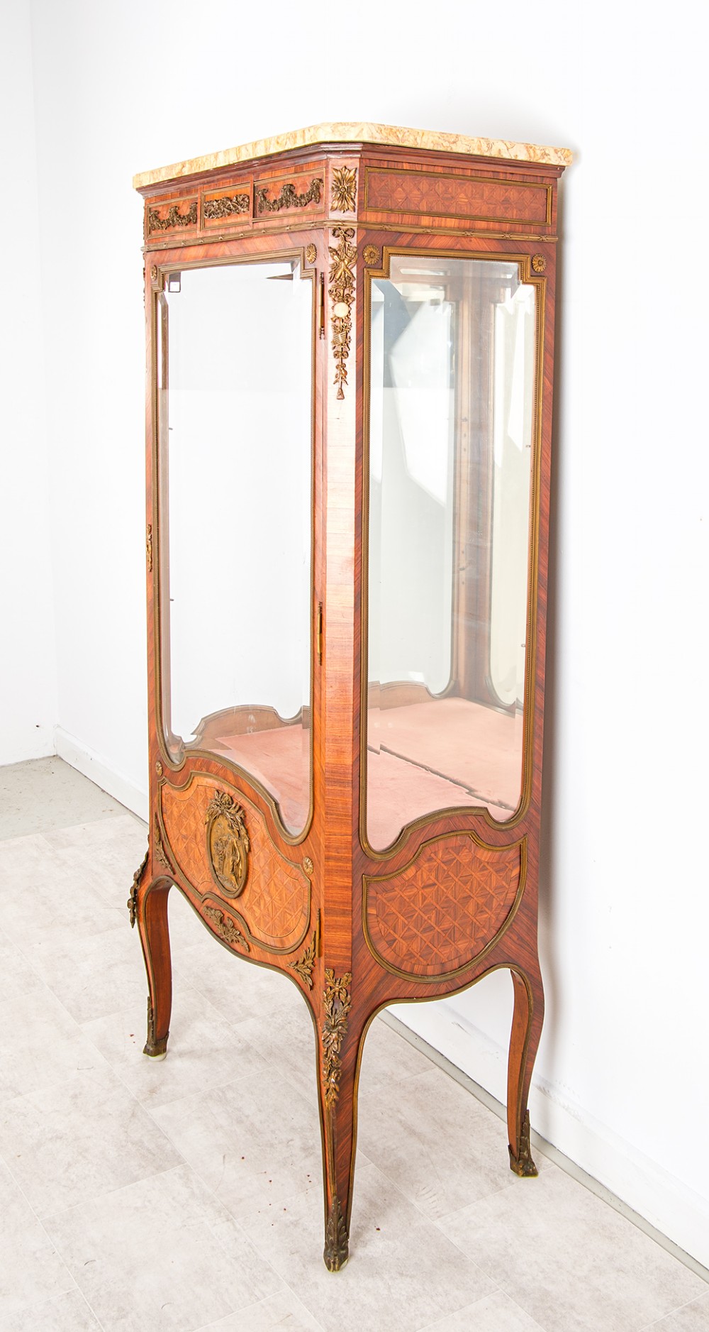 An antique French kingwood vitrine cabinet featuring ornate ormolu mounts, a glazed door with a mirrored interior back, and a contoured marble top resting on slender cabriole legs. View IV