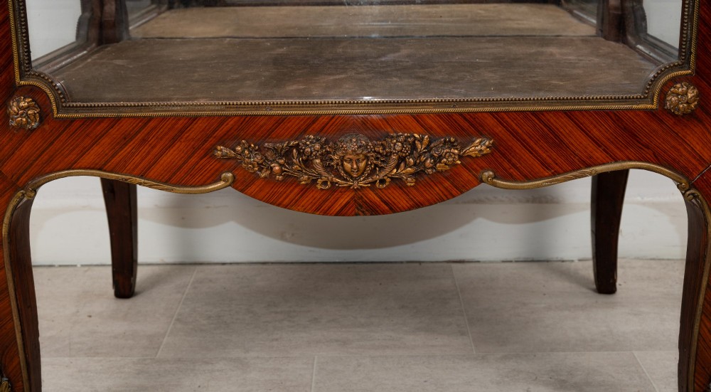 An antique French Louis XV style kingwood vitrine cabinet featuring a single glazed door, gilt-bronze mounts, a mirrored back interior, glass shelves, and a marble top. View VI