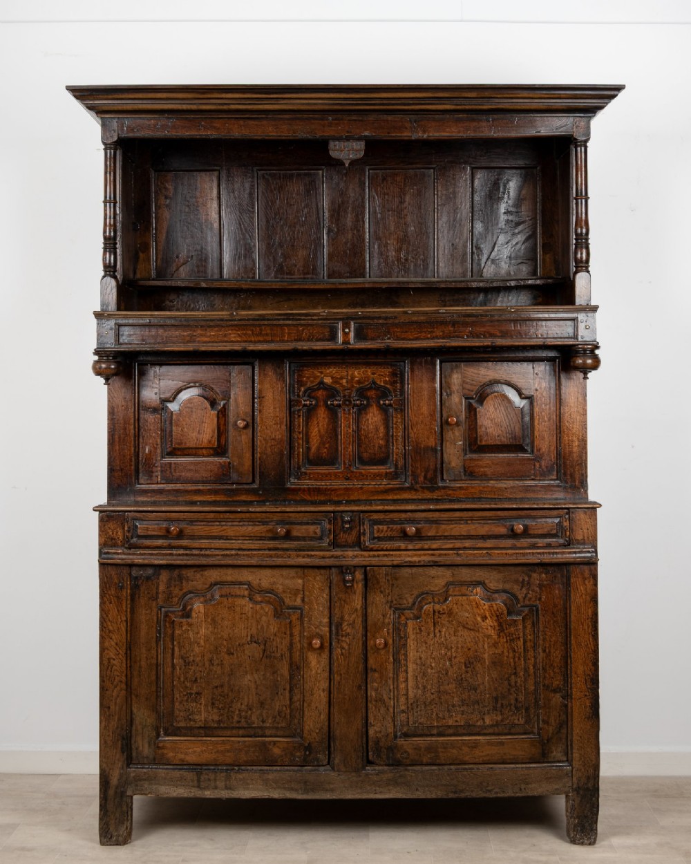 Antique Welsh Oak Cwpwrdd Tridarn Dated 1743
