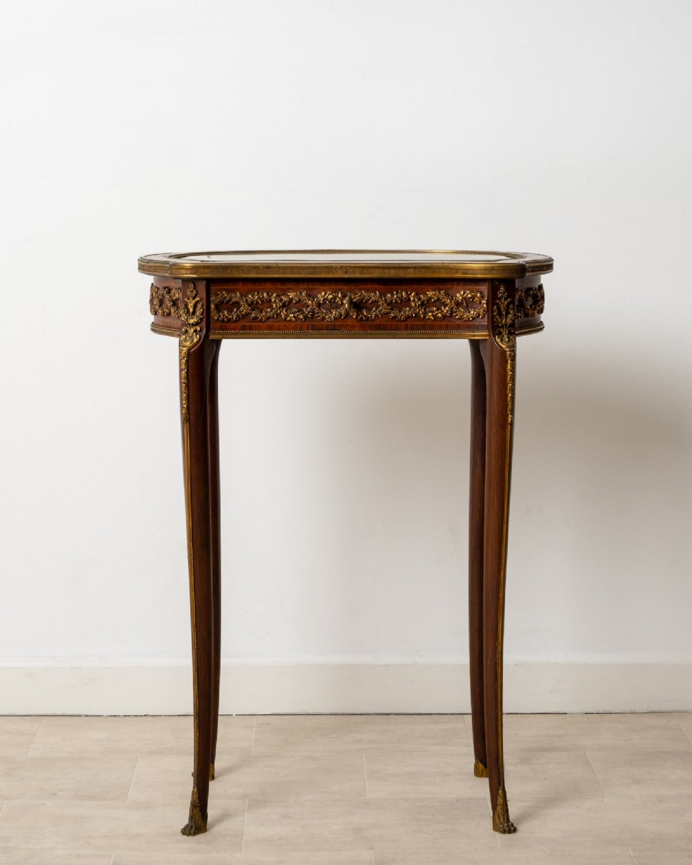 Late 19th-century French kidney-shaped vitrine display table crafted from kingwood and mahogany, featuring gilt bronze mounts and slender cabriole legs. View II