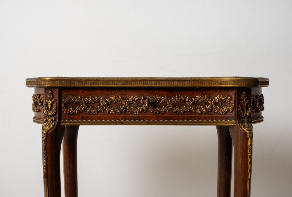 Late 19th-century French kidney-shaped vitrine display table crafted from kingwood and mahogany, featuring gilt bronze mounts and slender cabriole legs. View V