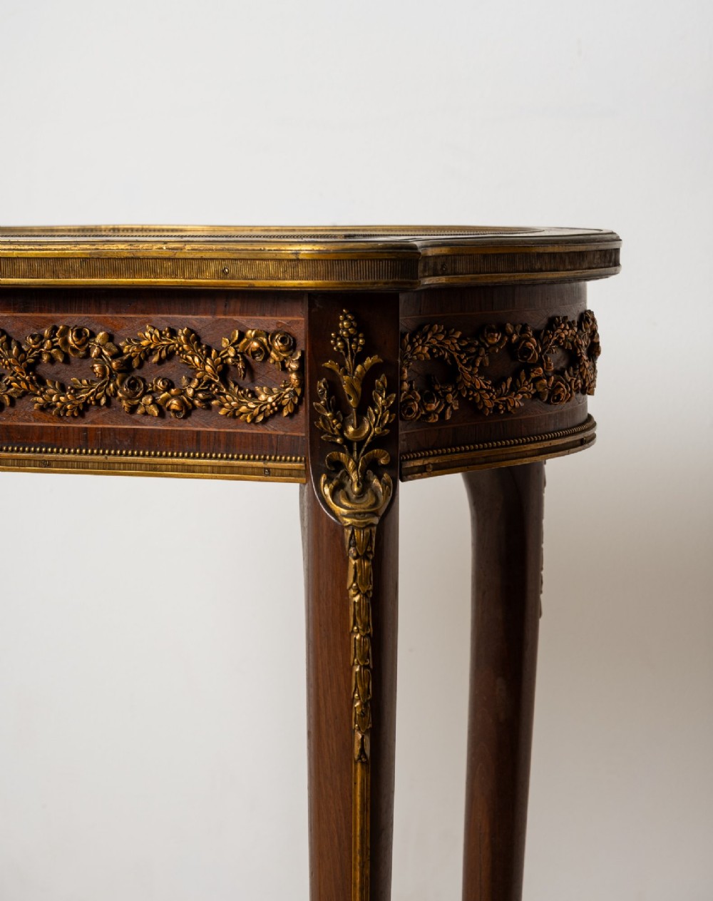 Late 19th-century French kidney-shaped vitrine display table crafted from kingwood and mahogany, featuring gilt bronze mounts and slender cabriole legs. View VI