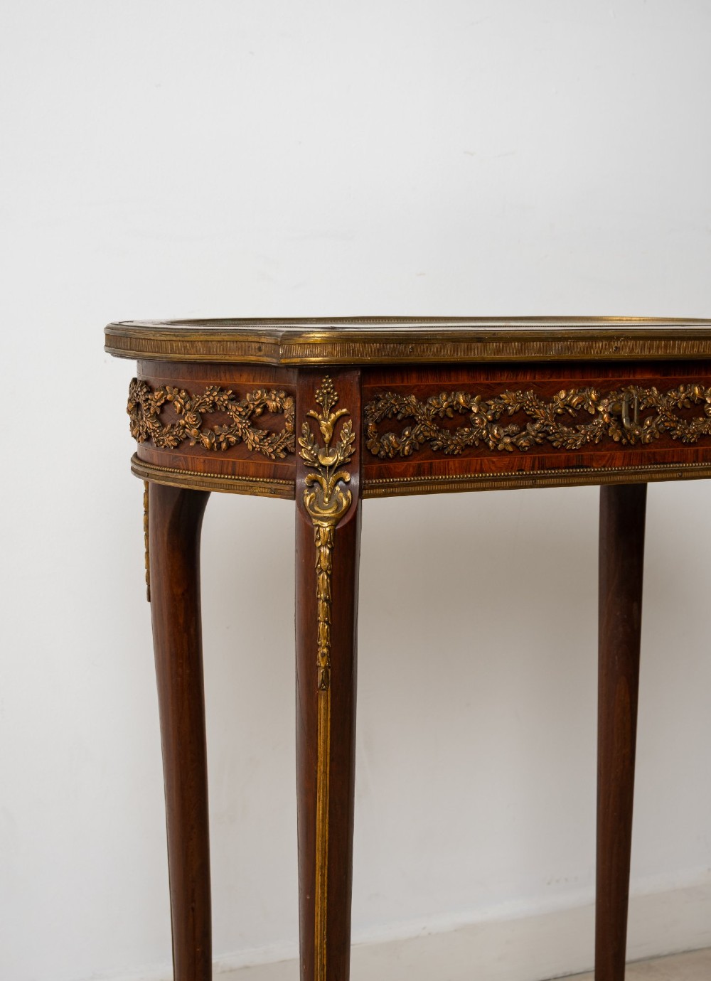 Late 19th-century French kidney-shaped vitrine display table crafted from kingwood and mahogany, featuring gilt bronze mounts and slender cabriole legs. View VII