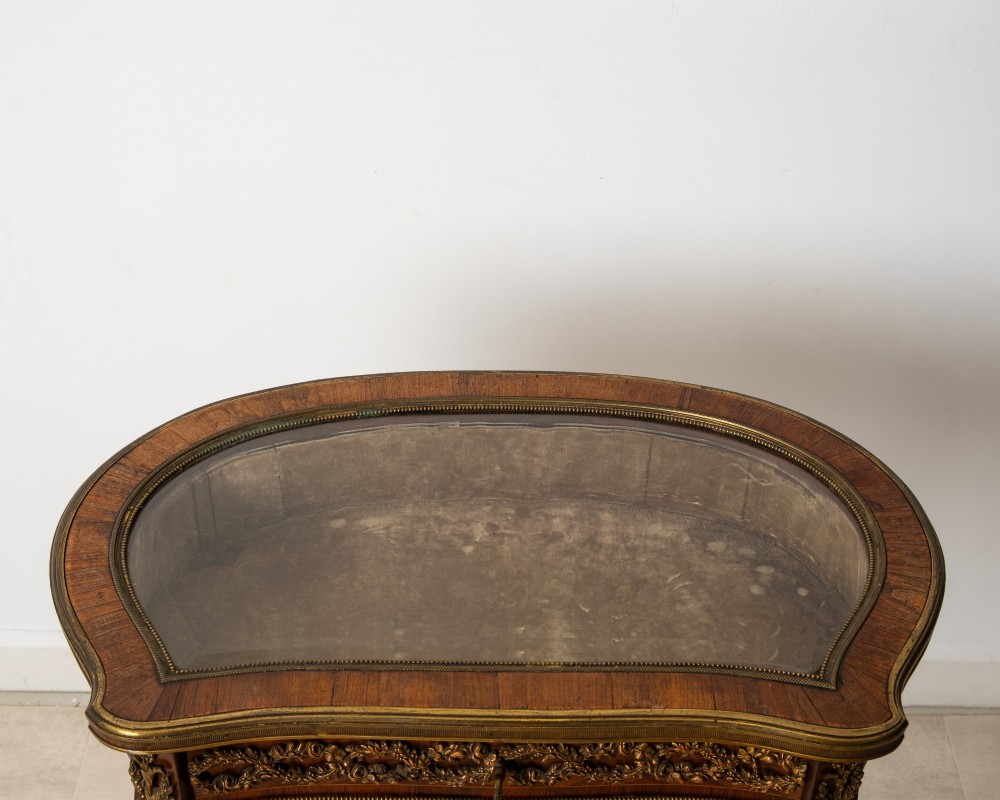 Late 19th-century French kidney-shaped vitrine display table crafted from kingwood and mahogany, featuring gilt bronze mounts and slender cabriole legs. View VIII