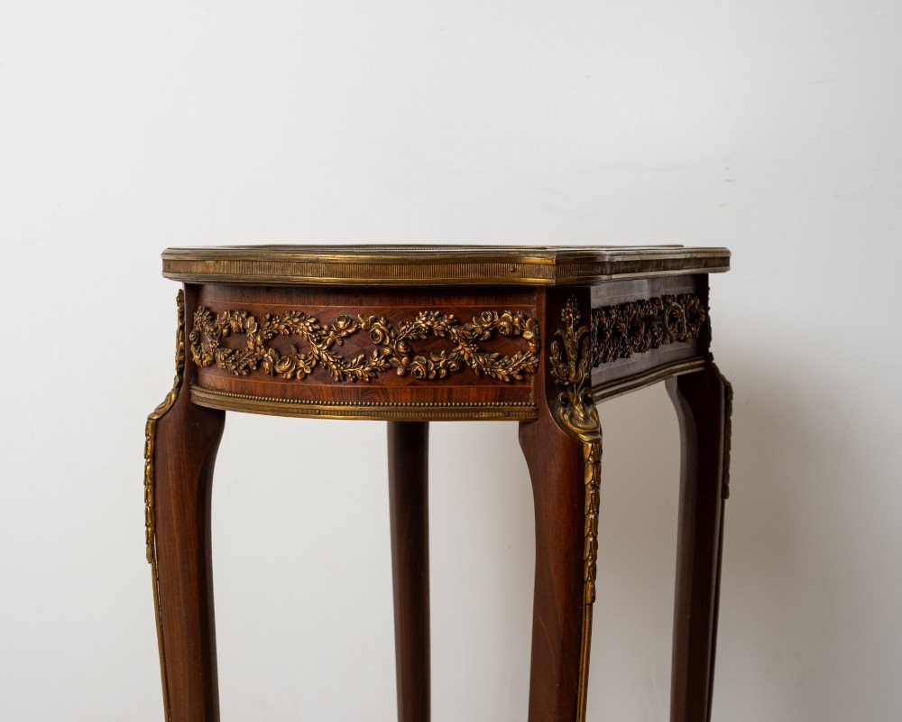 Late 19th-century French kidney-shaped vitrine display table crafted from kingwood and mahogany, featuring gilt bronze mounts and slender cabriole legs. View IX