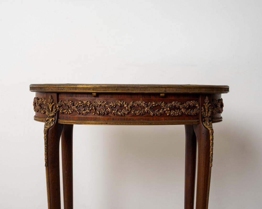 Late 19th-century French kidney-shaped vitrine display table crafted from kingwood and mahogany, featuring gilt bronze mounts and slender cabriole legs. View X