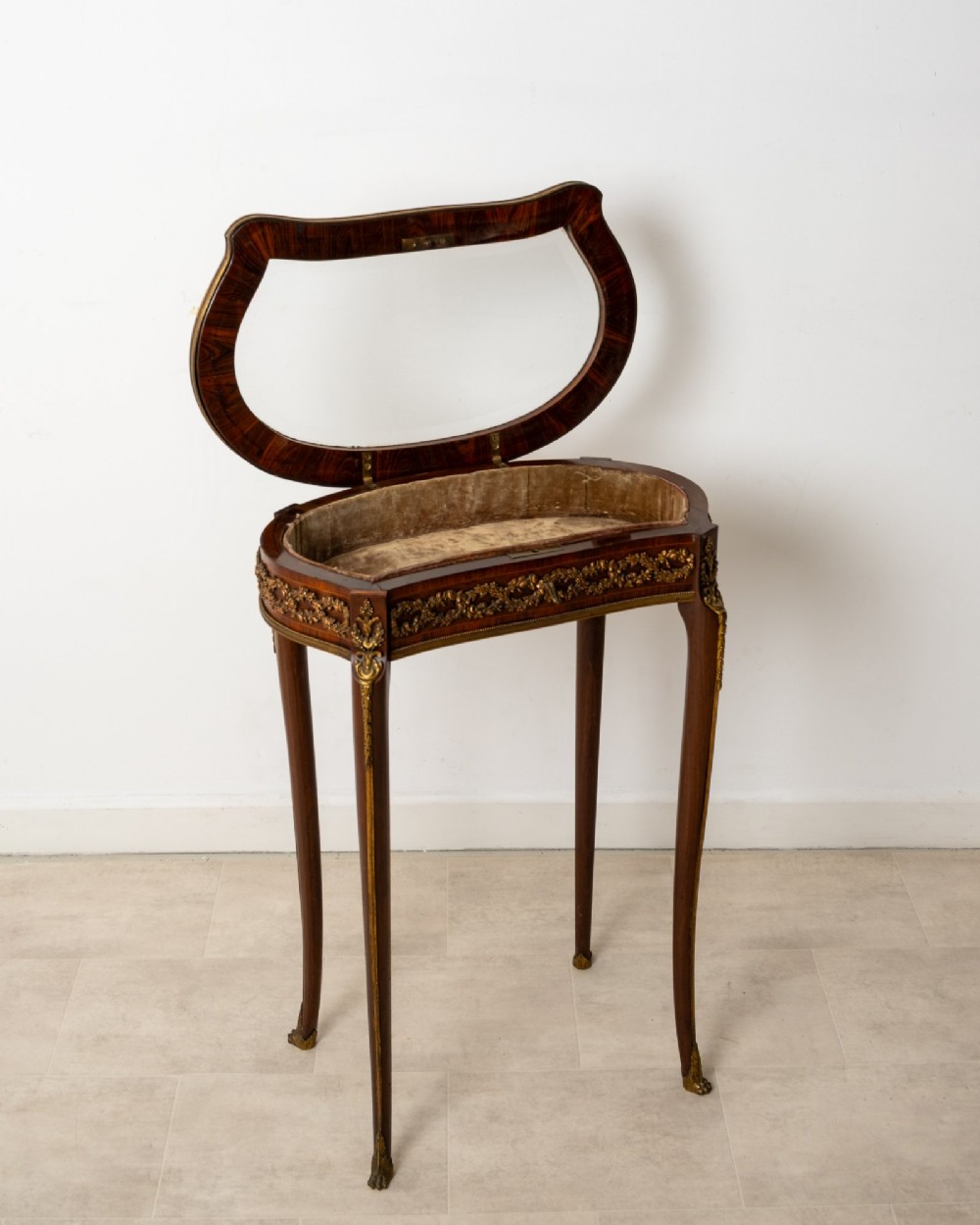 Late 19th-century French kidney-shaped vitrine display table crafted from kingwood and mahogany, featuring gilt bronze mounts and slender cabriole legs. View XI