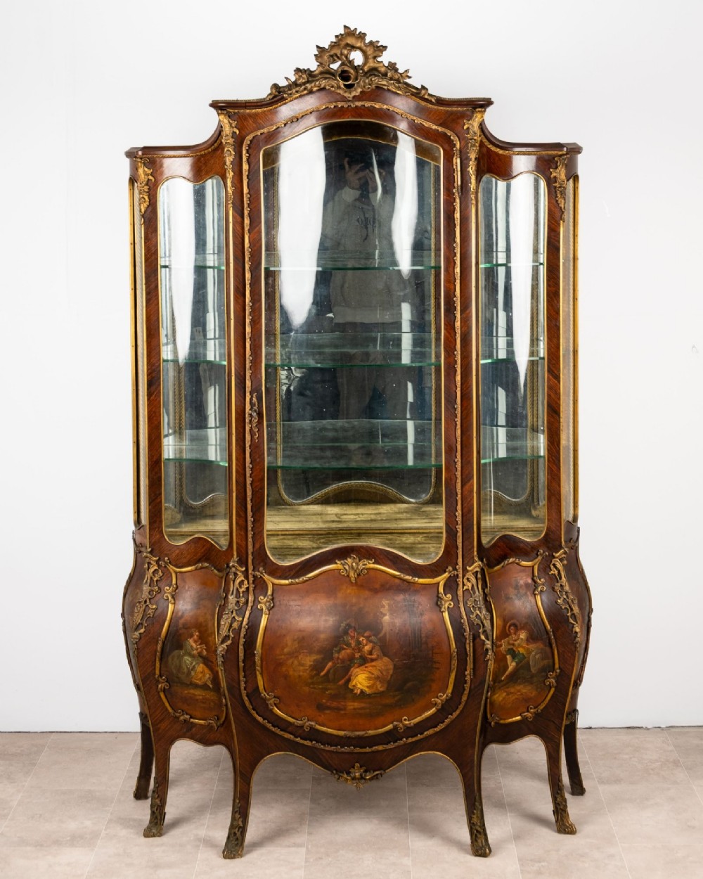 A French Louis XV style Vernis Martin bombe vitrine display cabinet featuring kingwood veneer, gilt-bronze mounts, glass panels, and hand-painted figurative scenes. View II