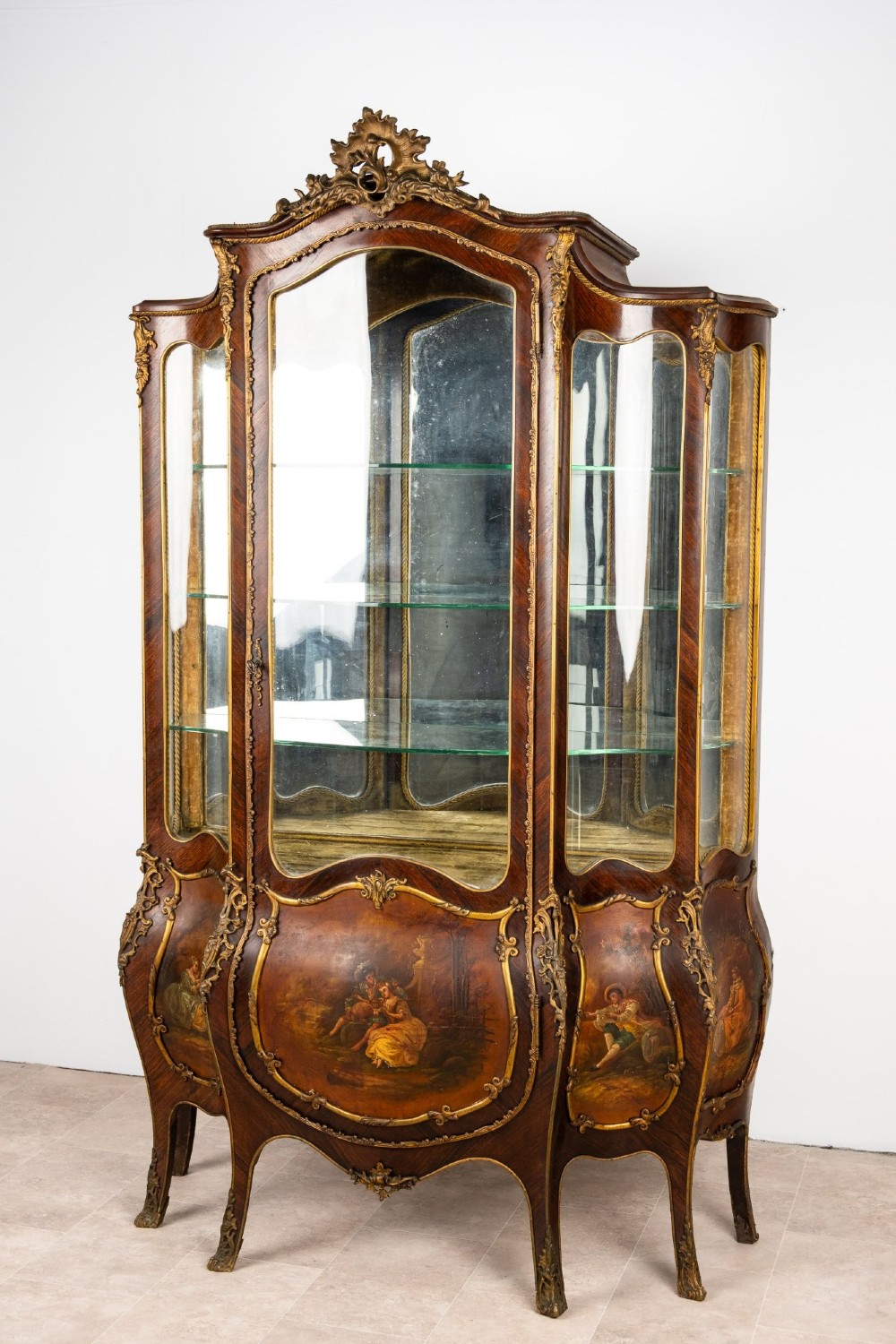 A French Louis XV style Vernis Martin bombe vitrine display cabinet featuring kingwood veneer, gilt-bronze mounts, glass panels, and hand-painted figurative scenes. View IV