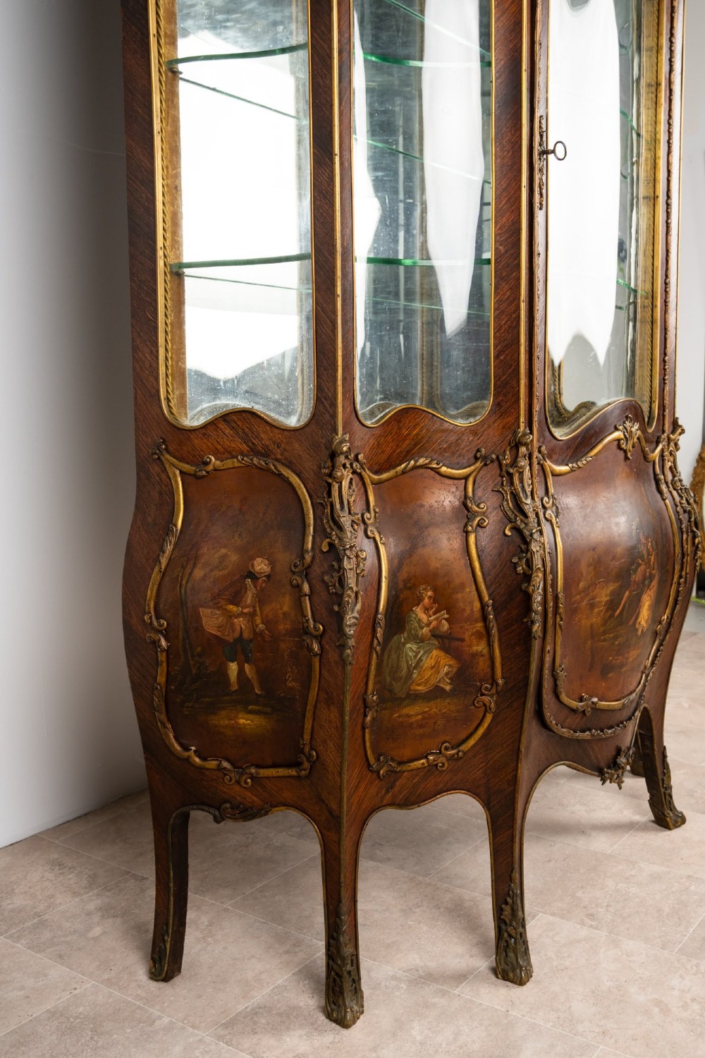 A French Louis XV style Vernis Martin bombe vitrine display cabinet featuring kingwood veneer, gilt-bronze mounts, glass panels, and hand-painted figurative scenes. View VI