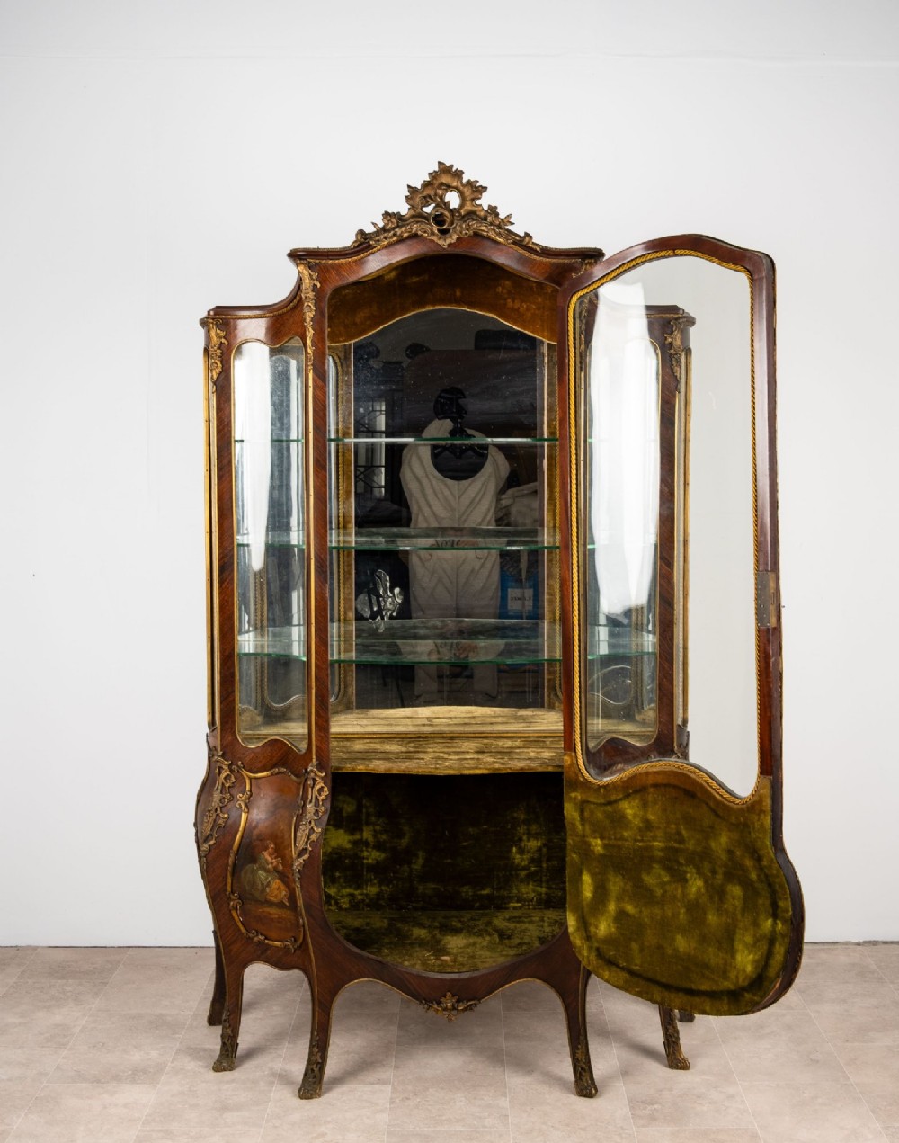 A French Louis XV style Vernis Martin bombe vitrine display cabinet featuring kingwood veneer, gilt-bronze mounts, glass panels, and hand-painted figurative scenes. View VII