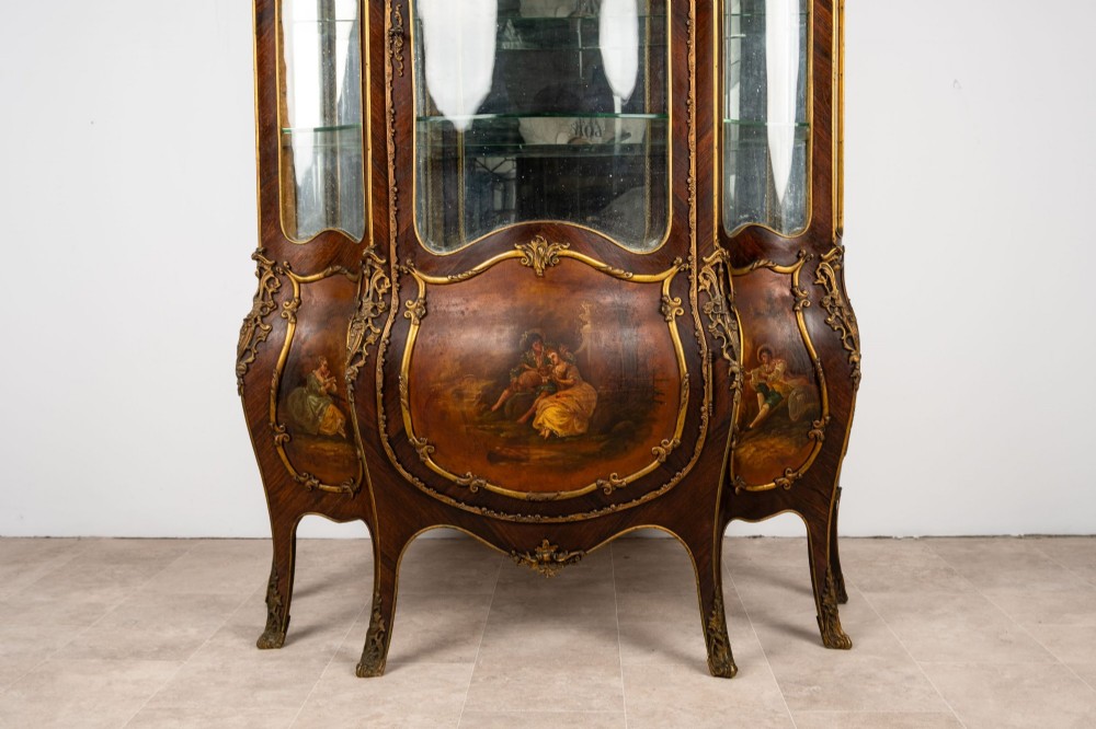 A French Louis XV style Vernis Martin bombe vitrine display cabinet featuring kingwood veneer, gilt-bronze mounts, glass panels, and hand-painted figurative scenes. View VIII