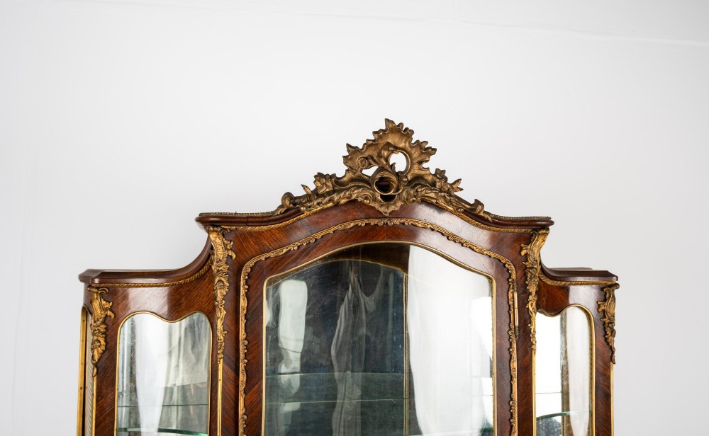 A French Louis XV style Vernis Martin bombe vitrine display cabinet featuring kingwood veneer, gilt-bronze mounts, glass panels, and hand-painted figurative scenes. View IX