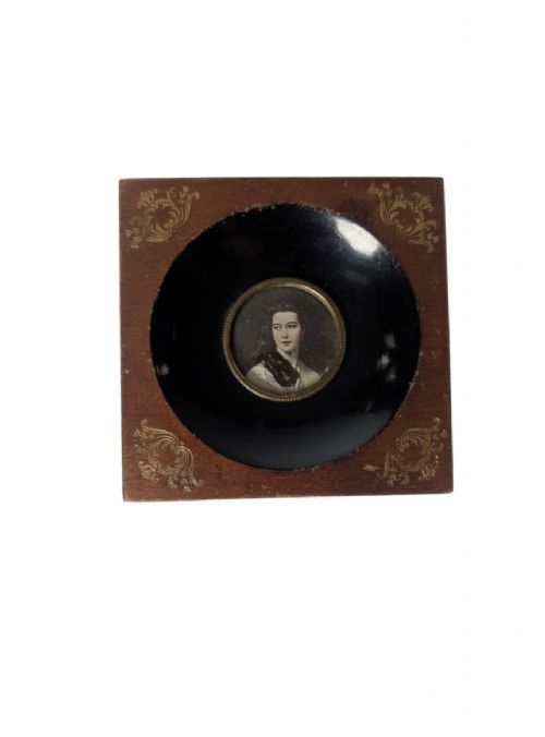PAIR REGENCY OR EARLY VICTORIAN FRAMES WITH PRINTS OF MINIATURES - ADDITIONAL PHOTO 4
