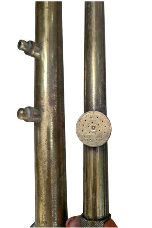 VICTORIAN BRASS GARDEN SYRINGES ROSE SPRAYERS SET OF THREE WOODEN HANDLES GREENHOUSE PLANT MISTERS - ADDITIONAL PHOTO 3