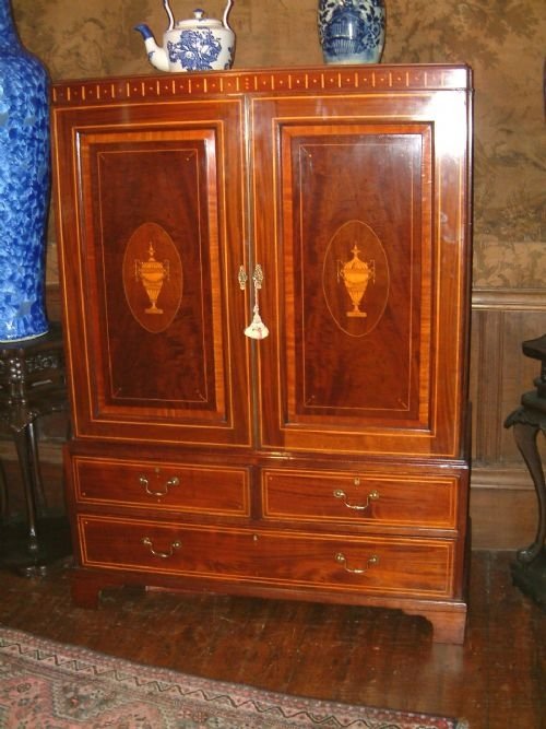 Superb George 3rd Mahogany and Inlaid Linen Press