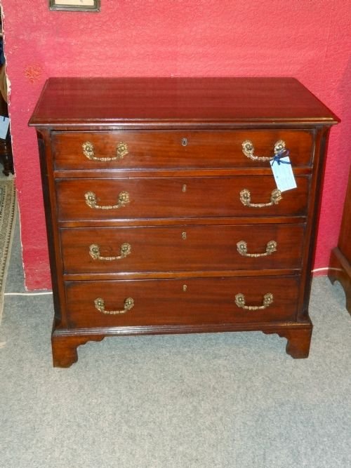 Nice Small 18thc Mahogany Chest of Drawers with Reeded Canted Corners