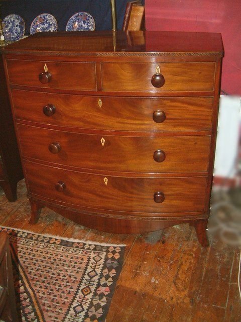 George 3rd Mahogany Bow Front Chest of Drawers with Original Wooden Knobs Nice Craved Edge & Crossbanding