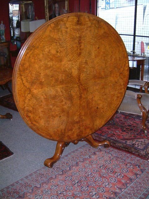 Superb Victorian Burr Walnut Circular Pedestal Dining Table