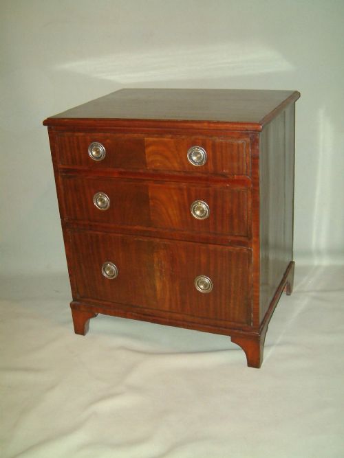 Small Mahogany 19thc Chest of Drawers