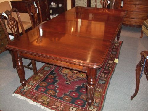 Early Victorian Mahogany Extending Dining Table with 2 Leaves with Gillows Style Leg