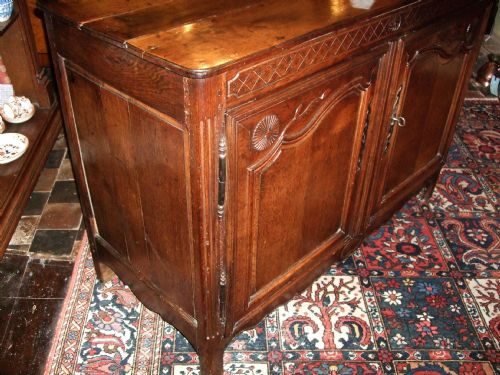 BEAUTIFUL 18THC FRENCH PROVINCIAL CHESTNUTOAK CARVED BUFFET - ADDITIONAL PHOTO 1