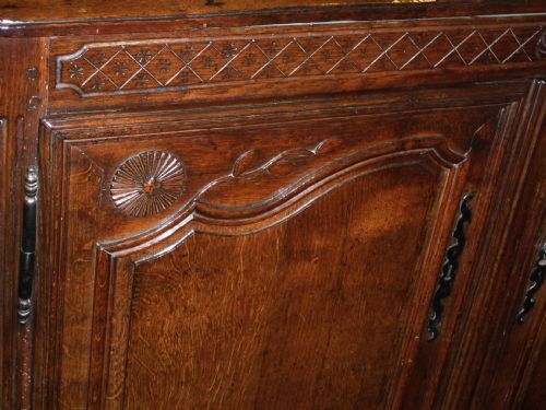 BEAUTIFUL 18THC FRENCH PROVINCIAL CHESTNUTOAK CARVED BUFFET - ADDITIONAL PHOTO 2