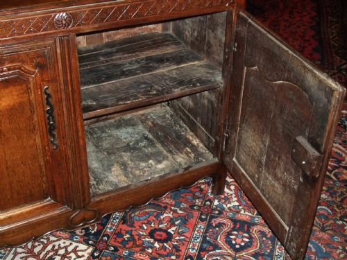 BEAUTIFUL 18THC FRENCH PROVINCIAL CHESTNUTOAK CARVED BUFFET - ADDITIONAL PHOTO 3