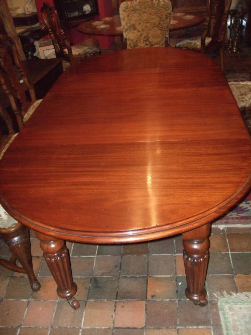 Victorian Mahogany Extending Dining Table with 2 Leaves.