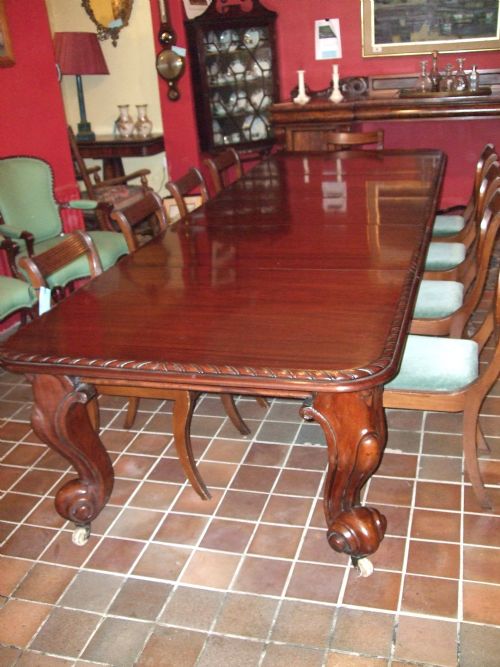 Superb Victorian Mahogany 
Wind Out Dining Table with Gadrooned Edge on Cabriol Legs with 3 Leaves