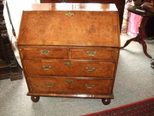 EARLY 18TH CENTURY WALNUT BUREAU ON BUN FEET - ADDITIONAL PHOTO 2