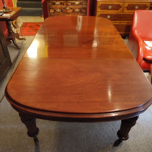 Extending Victorian Mahogany Dining Table with 3 Leaves.