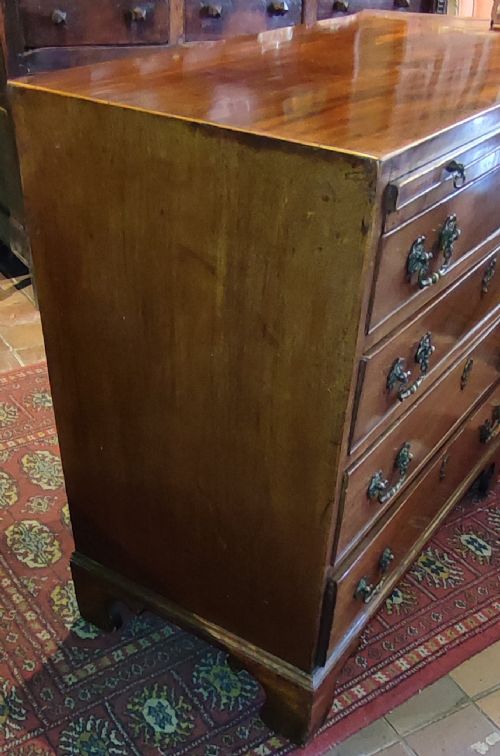 GEORGE 3RD MAHOGANY CHEST OF DRAWERS WITH BRUSHING SLIDE - ADDITIONAL PHOTO 4