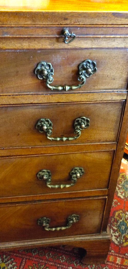 GEORGE 3RD MAHOGANY CHEST OF DRAWERS WITH BRUSHING SLIDE - ADDITIONAL PHOTO 7