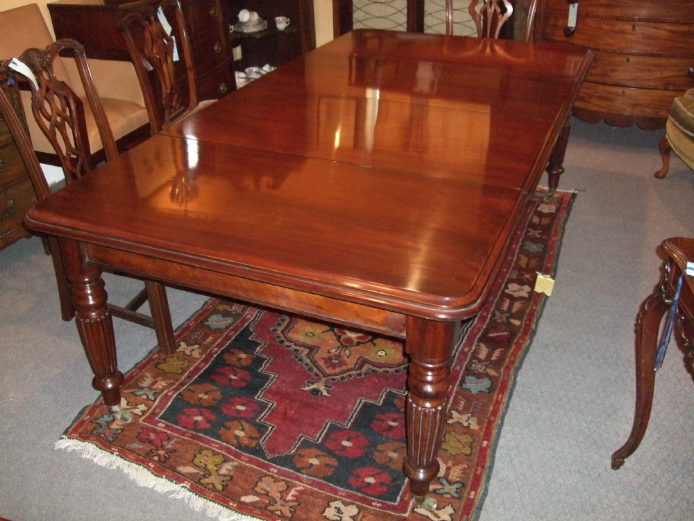 Early Victorian Mahogany Extending Dining Table with 2 Leaves with Gillows Style leg